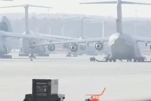 Wurden von hier aus Waffenlieferungen nach Nahost abgewickelt? Transportmaschinen auf dem Gelände der Air Base Ramstein.