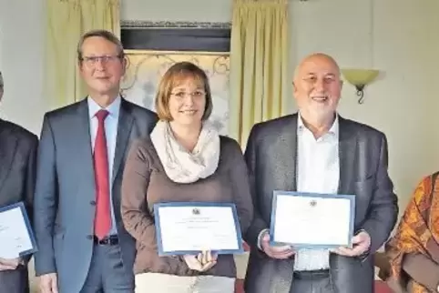 Freuten sich über die Spenden des Lions-Clubs (von links): Michael Feneis (Ferd), Hermann Weber (Stadtbücherei), Lions-Präsident