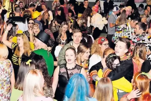 Bis 2 Uhr feierten die Besucher Altweiberfasenacht in Contwig.