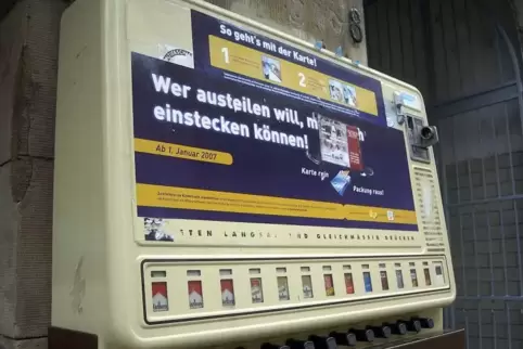 Das Gehäuse des Zigarettenautomats bei der Kaiserberghalle hielt der Sprengung stand.  Archivfoto: KUNZ 