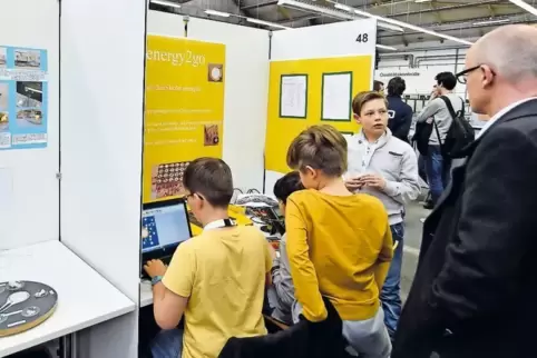 Neustadter Schüler an Stand 48 in Frankenthal: „energy2go“ hieß das Technikprojekt einer der Forschergruppen von Sergej Buragin.