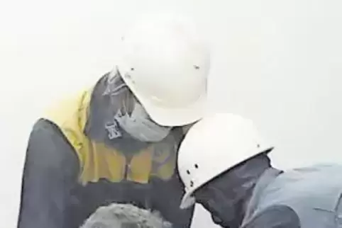 Abgeschnitten, zerbombt und ausgehungert: Rettungskräfte suchen im Schutt zerstörter Gebäude in Ost-Ghouta nach Überlebenden.