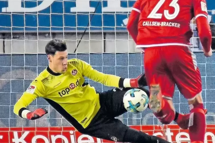 Ein bedeutender Augenblick: FCK-Torwart Marius Müller pariert den Elfmeter des Kielers Marvin Ducksch (nicht im Bild).