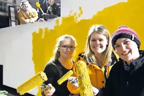 Die Landjugend bei der Arbeit am Umzugswagen. Oben von links Lucas Hommen, Lukas Pfaff, Kai Weisenborn, vorne von links Lea Kunz