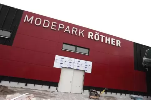 Auf 5500 Quadratmetern werden im Modepark Röther Textilien angeboten. Die Stadt Landau hatte gegen das Vorhaben geklagt.