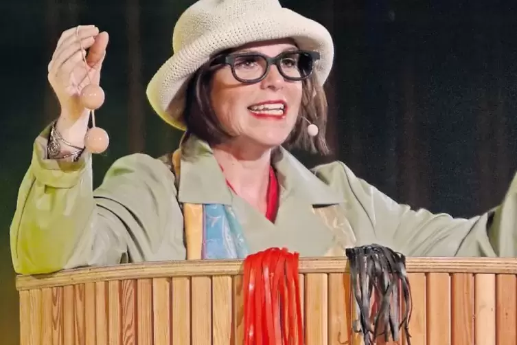 Erz&auml;hlte vom Spanienurlaub und den Schn&auml;ppchen in einem Laden &bdquo;mit lauder so Gummizeug&ldquo;: Carmen Cherdron.