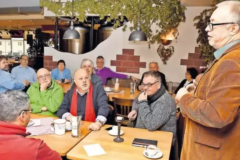 Zum politischen Frühstück hatte der SPD-Europaabgeordnete Michael Detjen (rechts) eingeladen .