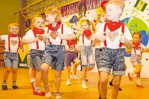 „Der Berg ruft“: Die Mini-Garde sorgt für gute Laune im Saal.