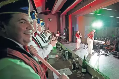 Ivo Schmitt und Horst Dech sorgten als „Speisbuwe“ für Stimmung auf der Bühne in Erlenbach; dem Sitzungskomitee gefiel’s auch.