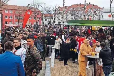 Die Party ging nach dem Umzug noch weiter.