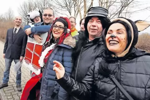 Würden gerne wieder einen großen Umzug in Maximiliansau sehen: Mitglieder und Freunde von „Die Partei Wörth am Rhein“. Die Vorsi