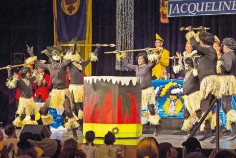 Das Männerballett des CUVL kommt schwarz angemalt und in Baströckchen beim „Dschungel Dance“ daher.