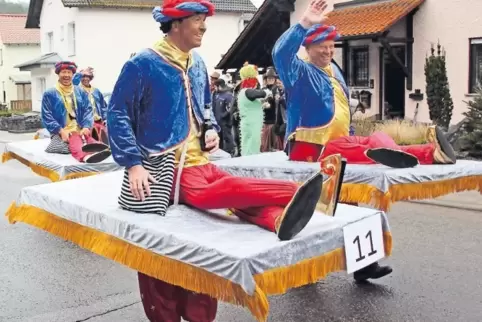 Auf fliegenden Teppichen schwebten die Fußballer von Linden über die Straßen der Gemeinde.