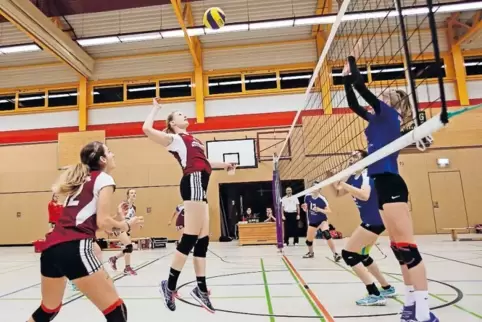 Hochkonzentriert: Sara Gütter (links) und Jennifer Schirra vom SV Steinwenden versuche es gegen Ada Braun und Paula Gürsching.