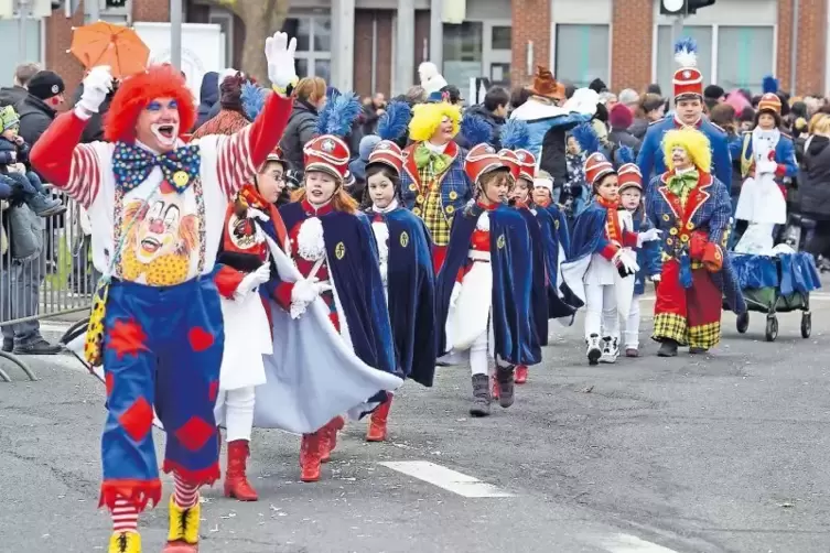 Clown mit Minischirm gegen eventuelle Regentropfen: eine Gruppe der 1950 gegründeten Ludwigshafener Karneval-Gesellschaft „Farwe