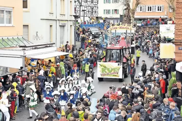 Vom Wagen des Veranstalters, des Karnevalvereins Elwetritsche Dahn, grüßte Prinzessin Lisa-Marie I. die Zuschauer in Dahn.