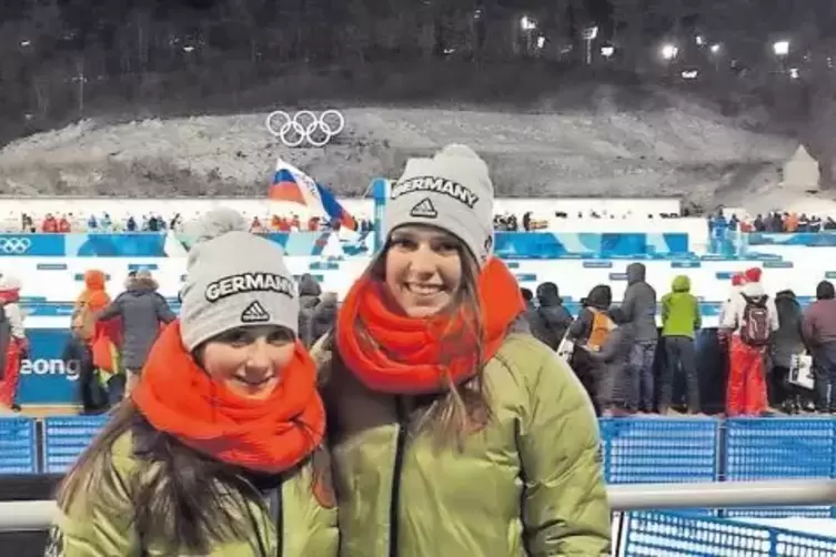 Graukäppchen: Kim Laubscher (links) und Maisha Grimm im Biathlonstadion.