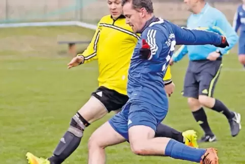 Patrick Weber (SG Steinbach/Börrstadt II) holt aus zum Schuss. Dielkirchens Tobias Woywode versucht zu stören.