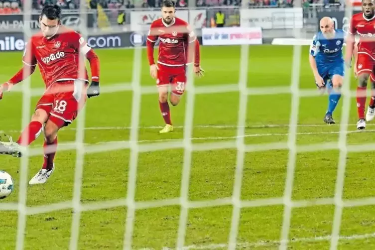 Der Kapitän übernimmt Verantwortung: Christoph Moritz verwandelt den Foulelfmeter in der 45. Minute zum 2:1 gegen Holstein Kiel.