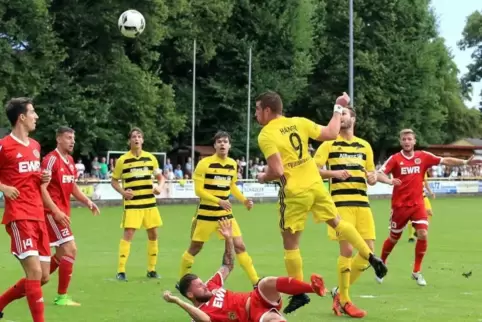 Zurück nach Zeiskam: Maurice Hafner (Nummer 9), hier für den FV Dudenhofen im Heimspiel gegen Pfeddersheim. ArchivFoto: Lenz