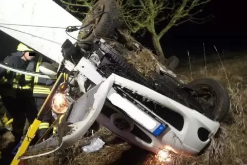 Nach einer Rutschpartie und mehrmaligem Überschlagen landete dieser Kleinwagen auf dem Dach. Die 20-jährige Fahrerin blieb laut 