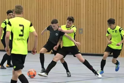 Das Spiel um die Stadtmeisterschaft der A-Jugend war eine klare Sache: Arlind Ademi (Dritter von rechts, hier gegen Lukas Piecho
