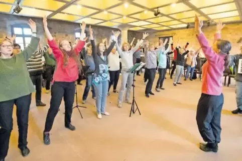 Singen und Bewegung als Einheit: Musikantenlandpreisträger Martin Folz (rechts) und die Tänzerin Mareike Franz gestalteten den W