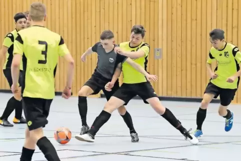 Das Spiel um die Stadtmeisterschaft der A-Jugend war eine klare Sache: Arlind Ademi (Dritter von rechts, hier gegen Lukas Piecho