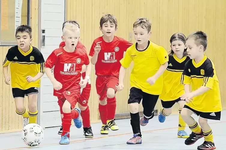 Alle mir nach: Leo Eschenbaum von der SG TSC Zweibr&uuml;cken/TSG Mittelbach (Zweiter von links, in Rot) treibt im Spiel der G-Junior