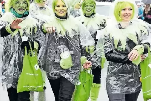 2017 regnete es beim Westricher Fastnachtsumzug, doch davon ließen sich die Landfrauen aus Niedermohr (unser Foto) die Stimmung 