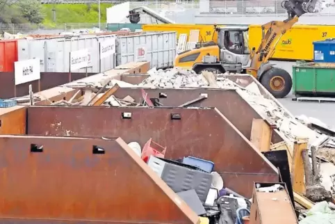 Mit dem Aufstellen von Containern (hier in Haßloch) ist es beim geplanten Wertstoffhof in Heßheim nicht getan.