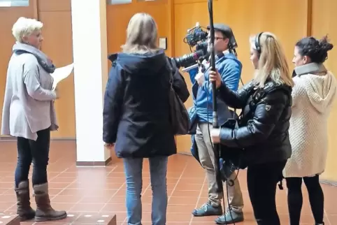 Patricia Soudah-Peter (links) begrüßt das RTL-Team im Foyer des Mutterstadter Rathauses.
