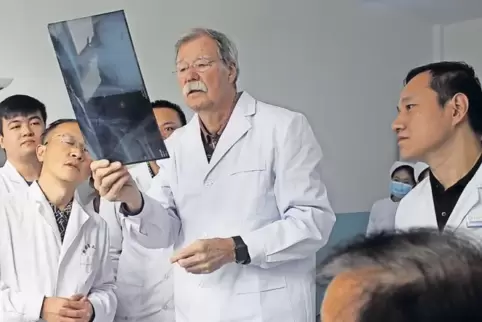 Pensionär im Auslandseinsatz: Hanns-Günther Knöll bei einer Visite an einer Universitätsklinik im zentralchinesischen Baiyin.