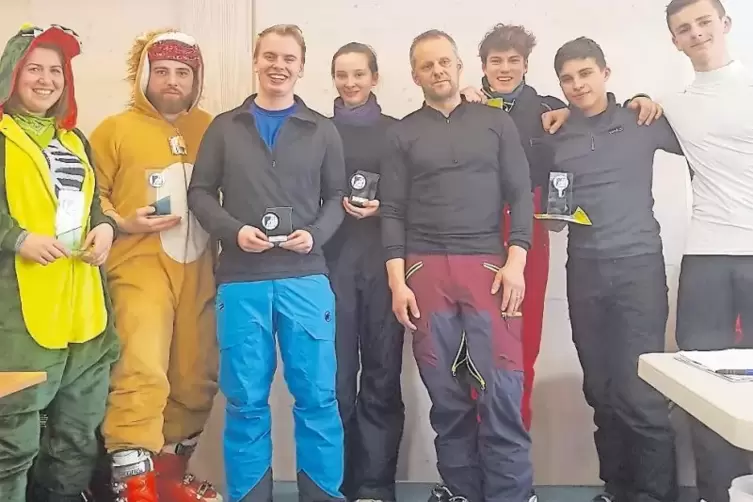 Einzelsieger und Gewinnerteam beim Schneesportcup: (von links) Juliana Diener, Moritz Noll, Valentin Ackermann, Emilie Gast, Vol