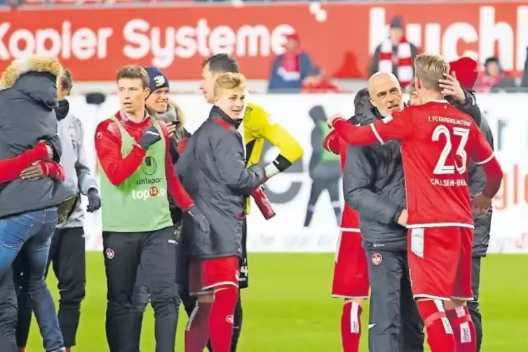 Gewonnen! Groß war die Freude beim FCK am Freitag nach dem 3:1 gegen Holstein Kiel.