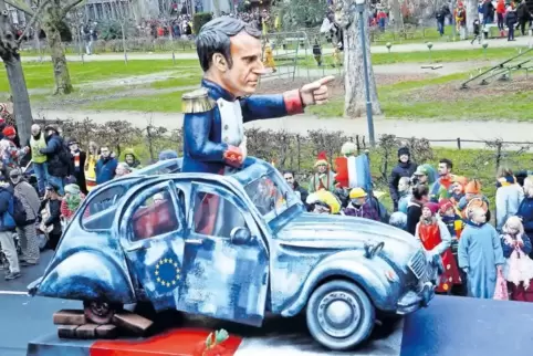 In Mainz hat Frankreichs Präsident Macron einen Auftritt als Napoleon.