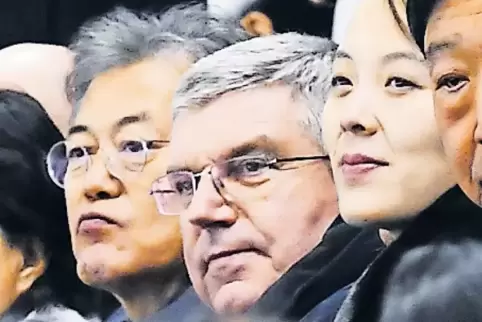 Thomas Bach bei Olympia zwischen Südkoreas Präsident Moon Jae-In und Kim Jo Yong, der Schwester des nordkoreanischen Machthabers