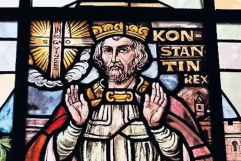 Siegesgewiss: Auf einem Fenster ist in Weilerbach Kaiser Konstantin mit dem Kreuz dargestellt.