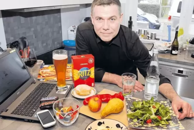 Da hat sich Redakteur Robert Wilhelm ja was vorgenommen: Rechts von ihm alles, auf was er in der Fastenzeit privat verzichten wi Da hat sich Redakteur Robert Wilhelm ja was vorgenommen: Rechts von ihm alles, auf was er in der Fastenzeit privat verzichten wi