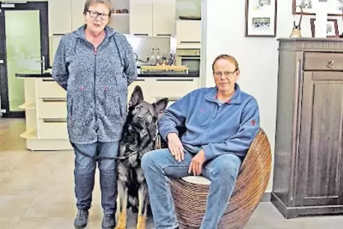 Hausgenossen und Spezialisten in Sachen Schimmelbefall: Bettina und Siegfried Schumann, hier mit dem Rüden Konrad.