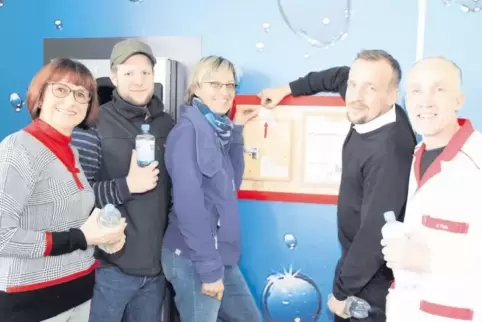 Am Briefkasten für die Bons: (von links) Sonja Flory-Butz, Aaron Dreißigacker, Elke Urlau, Michael Werling und Franz Fink.