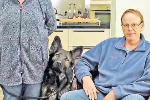 Hausgenossen und Spezialisten in Sachen Schimmelbefall: Bettina und Siegfried Schumann, hier mit dem Rüden Konrad.