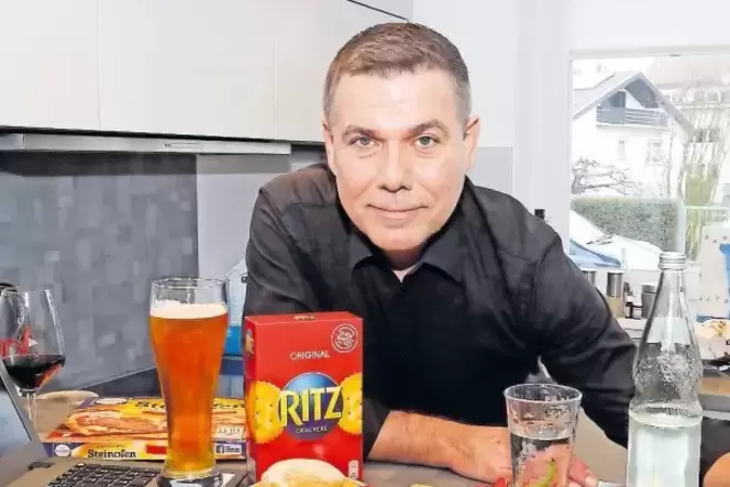Da hat sich Redakteur Robert Wilhelm ja was vorgenommen: rechts von ihm alles, auf was er in der Fastenzeit verzichten will, lin Da hat sich Redakteur Robert Wilhelm ja was vorgenommen: rechts von ihm alles, auf was er in der Fastenzeit verzichten will, lin