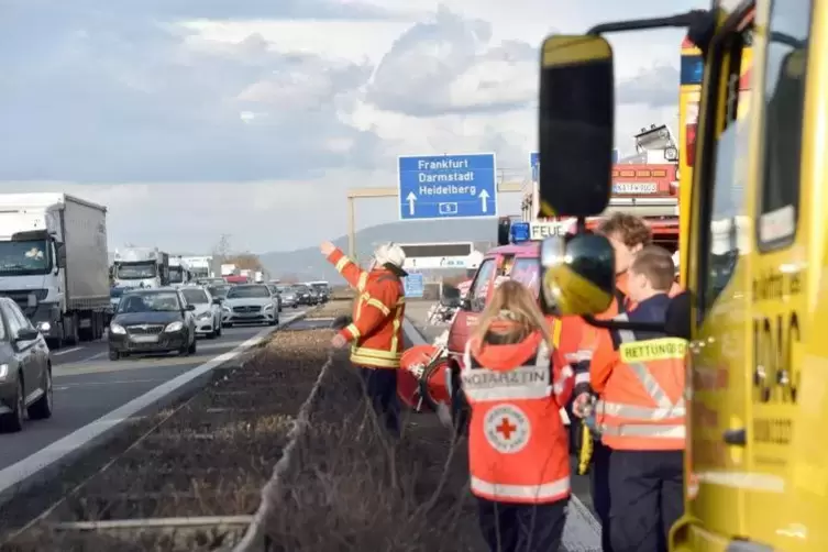 Bei einem schweren Verkehrsunfall bei Walldorf auf der A5 kamen vier Menschen ums Leben. Foto: dpa