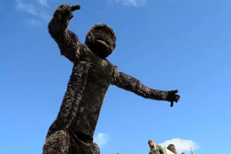 Umzug in Niedermoschel: King Kong erklimmt den Donnersberg. Foto: Löffel