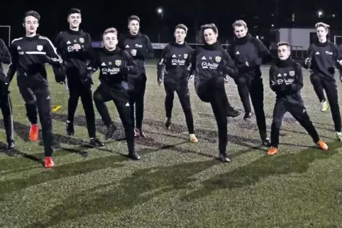 Aus dem Dunkeln ans Licht: die B-Jugend des JFV Ganerb beim Training auf dem Dudenhofener Kunstrasen.