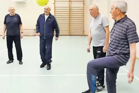 Der 78-jährige „Alterspräsident“ Erich Brunner (rechts) beim lockeren Einspielen mit – von links – Helmut Hahn (77), Erich Weiß 