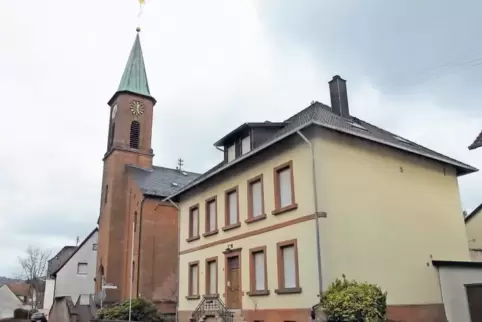 Das 119 Jahre alte Gebäude in der Weiherstraße 5 in Eppenbrunn wechselt in das Eigentum eines Berliner Ehepaares, das dort zukün