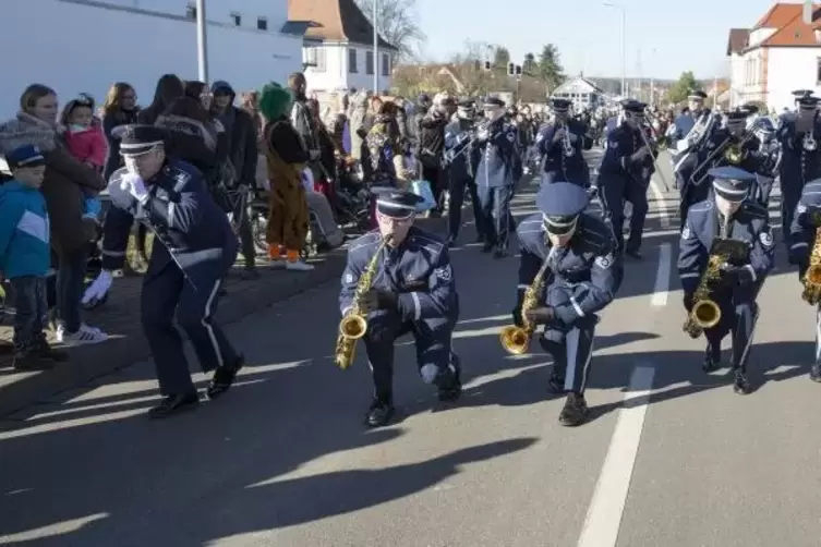 Darf in Ramstein beim Umzug nicht fehlen: die United States Air Force Band. Das Wetter war zu den Musikern wie auch den Instrume