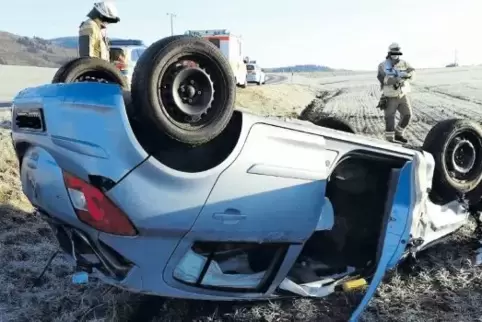 Nach einem Unfall zwischen Imsbach und Winnweiler blieb das Fahrzeug auf einem Feld auf dem Dach liegen. Fahrerin und Mitfahreri
